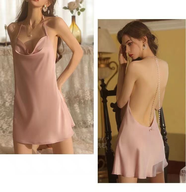 Vestido de seda con perlas  en la espalda