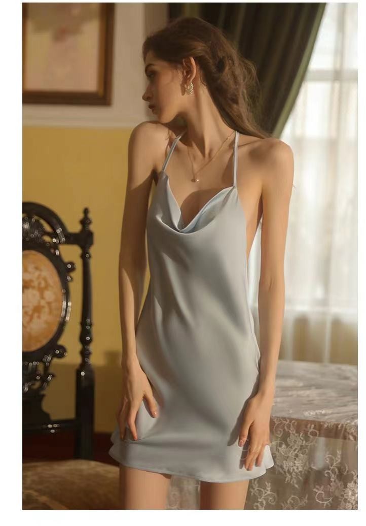 Vestido de seda con perlas  en la espalda